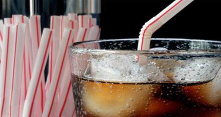 刚刚喝完可乐是立即刷牙还是漱口。