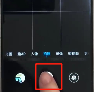 关于华为nova3中连拍的操作方法。