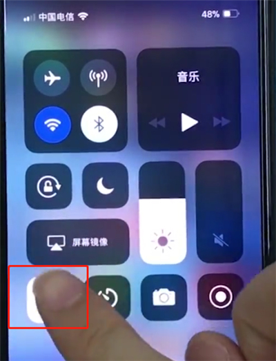 关于iphonexs中使用手电筒的详细方法。