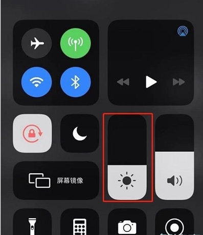 关于iphone12在什么地方开启深色模式。