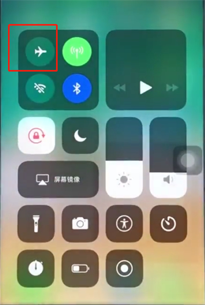 关于苹果8中打开飞行模式的操作步骤。