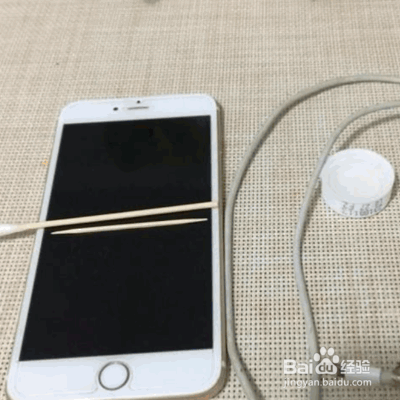 关于手机显示充电但是充不进去怎么回事。