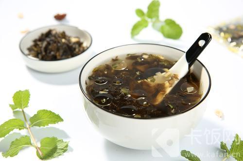 干紫菜是紫色的,炖汤后却变成了绿色,这是买到了假紫菜了吗。