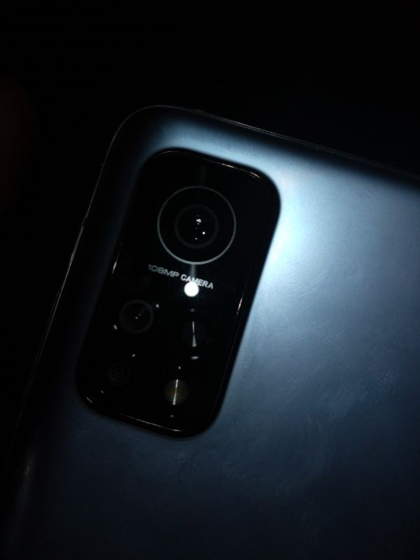 经验分享小米 10T Pro 真机上手照曝光： 配备 5000mAh 电池，144Hz 挖孔屏。