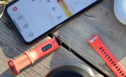 经验分享华为手环4如何开机。