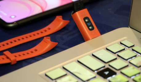 经验分享华为手环4如何开机。