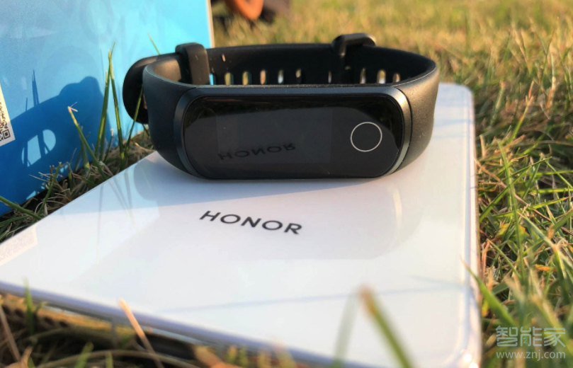 经验分享荣耀手环5i如何接电话。