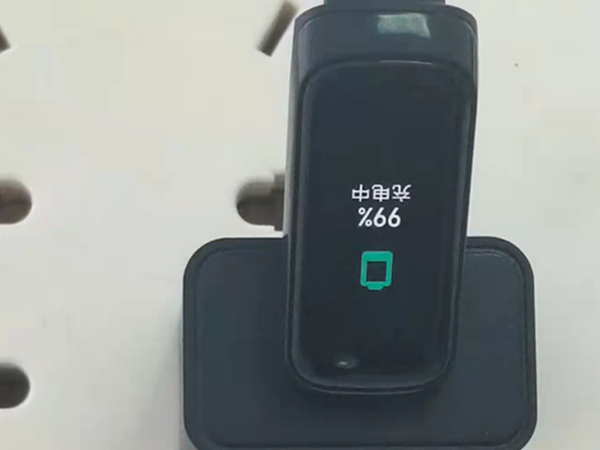 keep手环怎么充电。