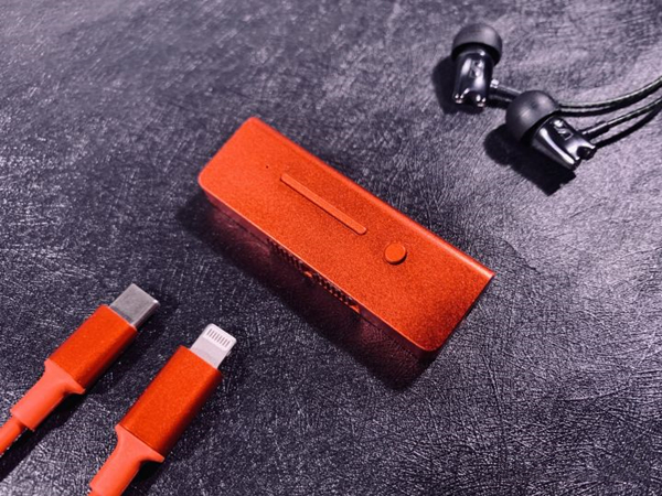 opporeno7se耳机孔怎么插入耳机。