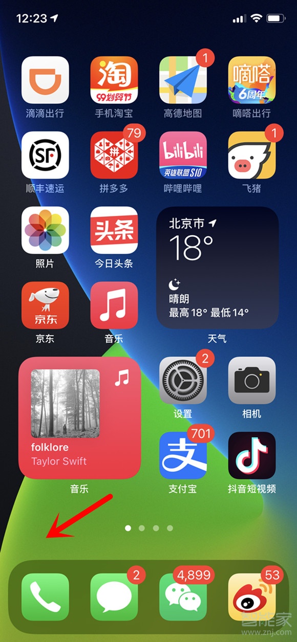 苹果手机时钟图标如何放大。