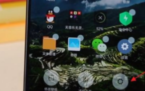 荣耀play5如何设主屏。