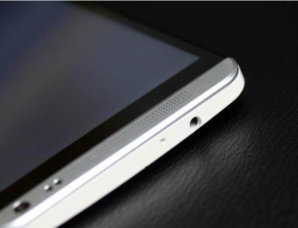 手机背部、上方的的小孔有大作用,别用针捅!