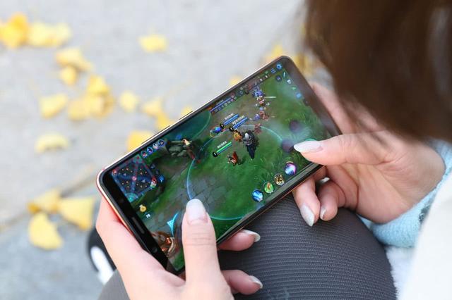 手机贴膜戴壳优缺点，不是一味的保护手机哦