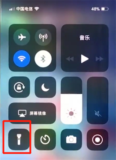 说说6iphonex中使用手电筒的操作方法。