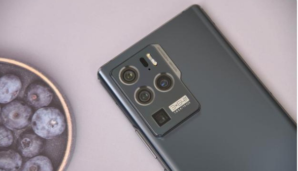 说说6中兴axon30ultra屏幕怎么样。