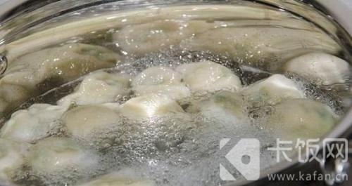 为防止饺子粘皮，煮饺子时可以加少量。