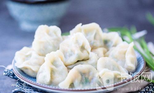 为防止饺子粘皮，煮饺子时可以加少量。