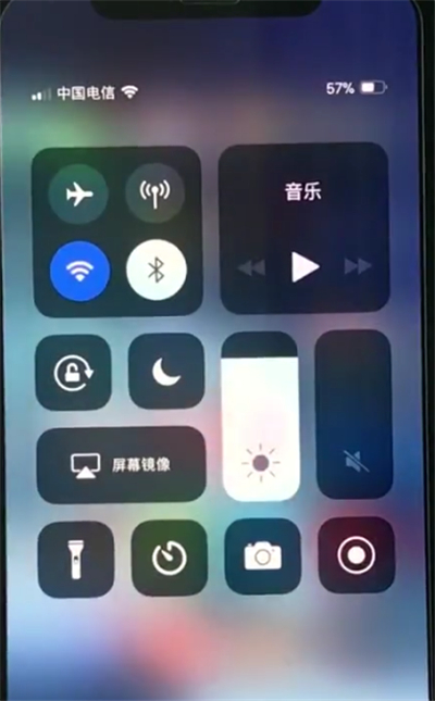 我来分享phonexs中打开控制中心的操作教程。