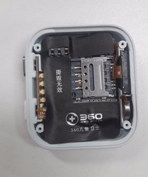 我来说说360儿童卫士插入手机sim卡的操作流程。