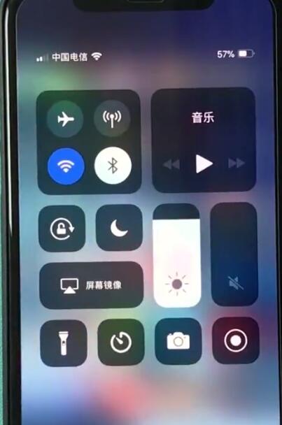 我来说说iphonexr中打开控制中心的操作步骤。