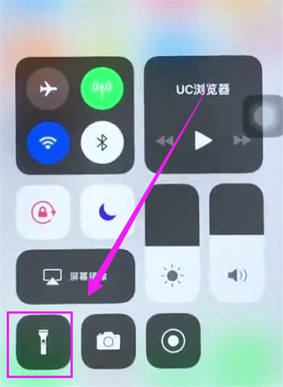 我来说说苹果6plus中打开手电筒的步骤方法。