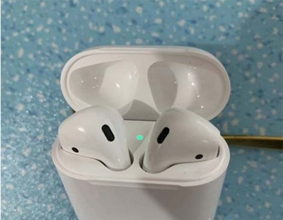 我来说说airpods如何配对两个手机。