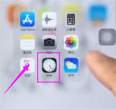 小编教你苹果6plus中设置闹钟的简单步骤。