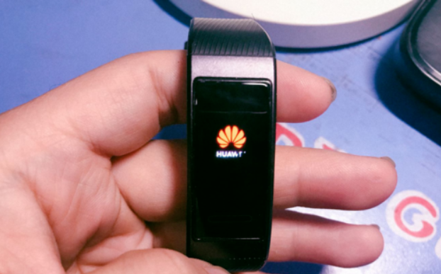 小编教你华为手环怎么关机。