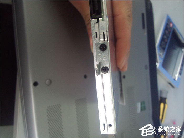 小编教你如何将SSD固态硬盘放在光驱位（固态硬盘千万别放在光驱位）