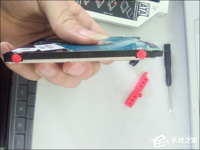 小编教你如何将SSD固态硬盘放在光驱位（固态硬盘千万别放在光驱位）