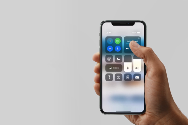 小编教你iPhonexs开启控制中心的图文步骤。