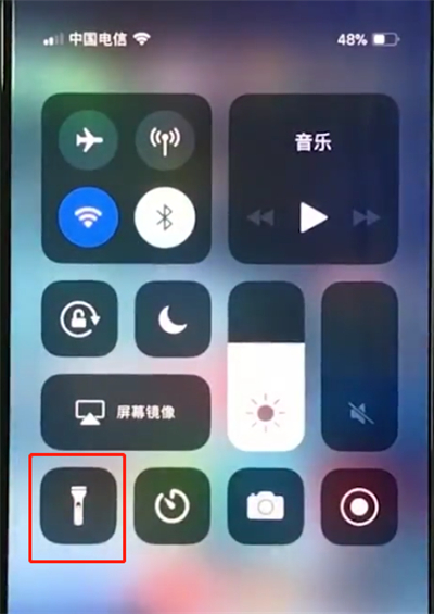小编教你iphonexs使用手电筒的教程我来说说。