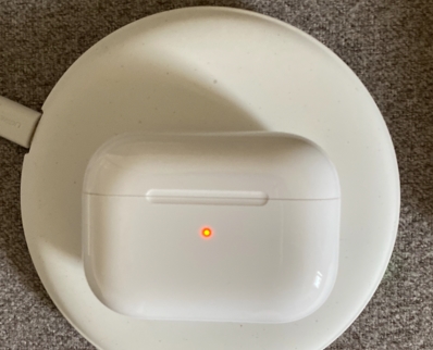 小编教你Airpods Pro充电时指示灯不亮怎么回事。