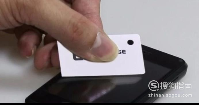 小编教你怎么贴手机钢化屏保。