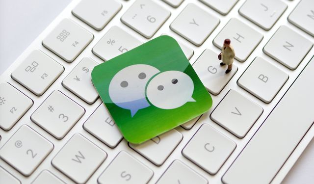 小编教你微信拍一拍后面怎么加字。