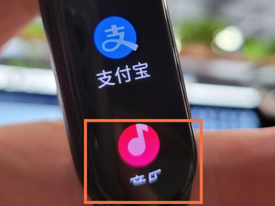 小米手环4如何放音乐。