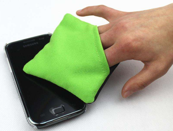 用酒精擦拭手机屏幕并不对,快停止!